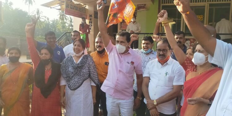 ಬಿಹಾರ ಚುನಾವಣೆ, ರಾಜ್ಯದಲ್ಲಿ ಉಪ ಚುನಾವಣೆಯಲ್ಲಿ ಬಿಜೆಪಿ ಗೆಲುವು | ಪುತ್ತೂರಿನಲ್ಲಿ ಶಾಸಕರ ನೇತೃತ್ವದಲ್ಲಿ ಬಿಜೆಪಿ ಕಛೇರಿ ಮುಂಬಾಗ ಸಂಬ್ರಮಾಚರಣೆ