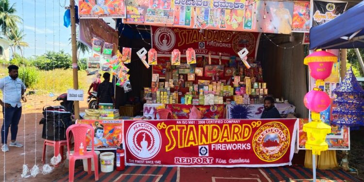 ದೀಪಾವಳಿಗೆ “ದೀಪಾವಳಿ ಧಮಾಕಾ” ಅತೀ ಕಡಿಮೆ ದರದಲ್ಲಿ ಪಟಾಕಿಗಳು ದರ್ಬೆ ರಿಲಾಯನ್ಸ್ ಸ್ಮಾರ್ಟ್ ಮುಂಬಾಗ ಲಭ್ಯ