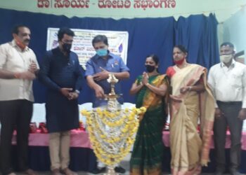 ಅಂಗನವಾಡಿ ಕಾರ್ಯಕರ್ತೆಯರು, ಮೇಲ್ವಿಚಾರಕರಿಗೆ ಸ್ಮಾರ್ಟ್ ಫೋನ್ ವಿತರಣೆ