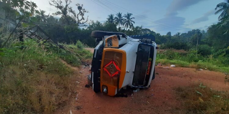 ವಿದ್ಯುತ್ ಟ್ರಾನ್ಸ್ ಫಾರ್ಮರ್ ಗೆ ಟಿಪ್ಪರ್ ಲಾರಿ ಡಿಕ್ಕಿ : ತಡರಾತ್ರಿ ಪೊಳ್ಯದಲ್ಲಿ ನಡೆದ ಘಟನೆ