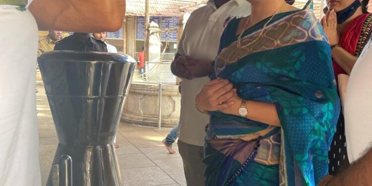 ಬ್ರಹ್ಮ ರಥದ ದಾನಿ ದಿ.ಮುತ್ತಪ್ಪ ರೈ ಪತ್ನಿ ಅನುರಾಧ ಮುತ್ತಪ್ಪ ರೈ ಪುತ್ತೂರು ಮಹಾಲಿಂಗೇಶ್ವರ ದೇವಸ್ಥಾನ ಕ್ಕೆ ಭೇಟಿ