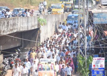 ಮೆರವಣಿಗೆಯಲ್ಲಿ ಸಾಗಿದ ಆರ್.ಎಸ್.ಎಸ್. ಪ್ರಮುಖ ವೆಂಕಟರಮಣ ಹೊಳ್ಳರ ಪಾರ್ಥಿವ ಶರೀರ :