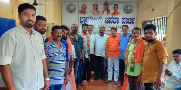 ಗ್ರಾ. ಪಂ. ಚುನಾವಣೆಯಲ್ಲಿ ಬಿಜೆಪಿ ಬೆಂಬಲಿತ ಅಭ್ಯರ್ಥಿಗಳಿಗೆ ಶಾಸಕರಾದ ಶ್ರೀ ಸಂಜೀವ ಮಠಂದೂರು ರವರಿಂದ ಅಭಿನಂದನೆ