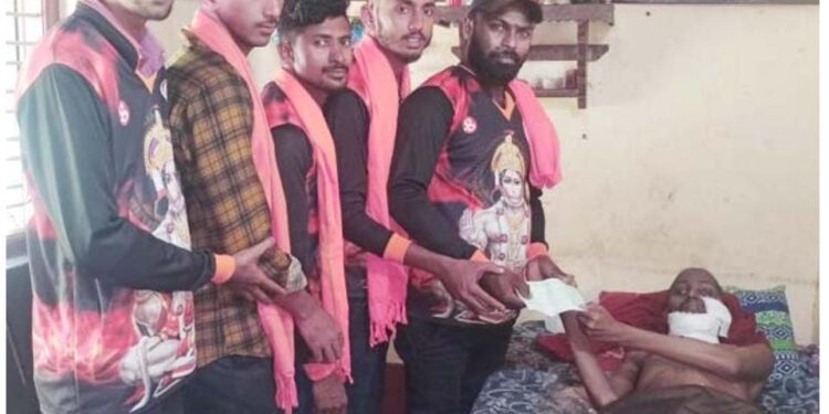 ಶ್ರೀ ವೀರಾಂಜನೇಯ ಸೇವಾ ಸಮಿತಿ ವಾಟ್ಸಪ್ ಗ್ರೂಪಿನಿಂದ ಬಡಕುಟುಂಬಕ್ಕೆ ಆರ್ಥಿಕ ನೆರವು