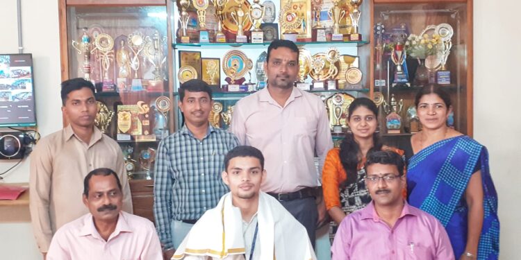 ರಾಷ್ಟ್ರಮಟ್ಟದ ಹೈಜಂಪ್ ಸ್ಫರ್ಧೆಗೆ ಆಯ್ಕೆಯಾದ ಚರಿತ್ ಪ್ರಕಾಶ್ ಗೆ ವಿವೇಕಾನಂದ ಪದವಿಪೂರ್ವ ಕಾಲೇಜಿನ ವತಿಯಿಂದ ಸನ್ಮಾನ