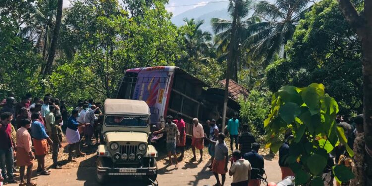 ಮನೆಯ ಮೇಲೆ ಉರುಳಿ ಬಿದ್ದ ಮದುವೆ ದಿಬ್ಬಣದ ಬಸ್: ಸಾವಿನ ಸಂಖ್ಯೆ 8 ಕ್ಕೇರಿಕೆ | ಹತ್ತಕ್ಕೂ ಅಧಿಕ ಮಂದಿಯ ಸ್ಥಿತಿ ಗಂಭೀರ
