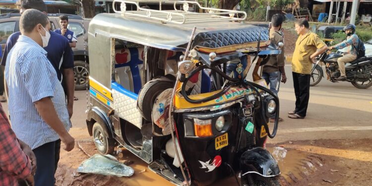 ಕೇಪುಳು: ಆಟೋ ರಿಕ್ಷಾ ಕಾರು ಡಿಕ್ಕಿ:; ಆಟೋ ಚಾಲಕ ಆಸ್ಪತ್ರೆಗೆ ದಾಖಲು