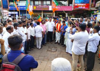 ಮತ್ತೆ ‘ಅಂಗಾರ’ ಸಚಿವ ಸಂಪುಟದ ಪ್ರಮಾಣವಚನ ಸ್ವೀಕಾರ- ಸುಳ್ಯ ಬಿಜೆಪಿ ಕಛೇರಿಯ ಮುಂಭಾಗದಲ್ಲಿ ವಿಜಯೋತ್ಸವ