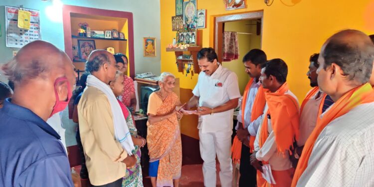 ಶಾಸಕರಿಂದ ತಮ್ಮದೇ ಗ್ರಾಮದಲ್ಲಿ ಶ್ರೀ ರಾಮಮಂದಿರದ ನಿರ್ಮಾಣದ ಕನಸಿಗೆ ನಿಧಿ ಸಮರ್ಪಣಾ ಕಾರ್ಯ