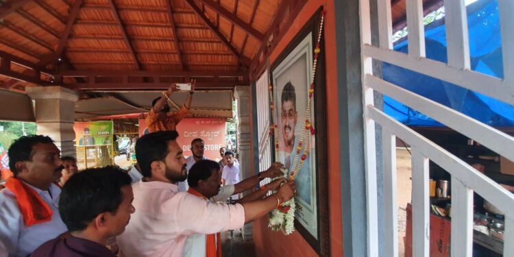 ಸಚಿವ ಅಂಗಾರಗೆ ಕಾರ್ತಿಕ್ ಮೇರ್ಲ ಸ್ಮರಣಾರ್ಥ ಬಸ್ ತಂಗುದಾಣ ಬಳಿ ಅಭಿನಂದನೆ :;  ಸಚಿವರಿಂದ ಕಾರ್ತಿಕ್ ಭಾವ ಚಿತ್ರಕ್ಕೆ ಪುಷ್ಪಾರ್ಚನೆ