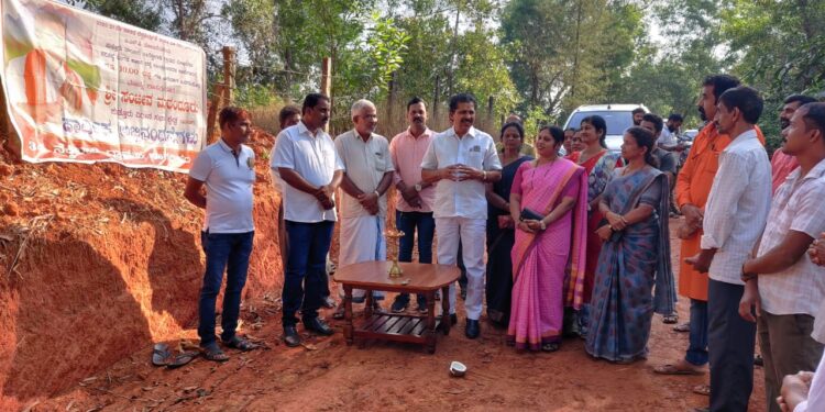 ನೆಕ್ಕಿಲಾಡಿ ಗ್ರಾಮದ ಬೊಳಂತಿಲ ರಸ್ತೆ ಕಾಮಗಾರಿಗೆ ಶಾಸಕರಿಂದ ಚಾಲನೆ :; ಲೋಕೋಪಯೋಗಿ ಇಲಾಖೆಯ ಎಸ್ ಸಿ ಪಿ  ಯೋಜನೆಯಡಿ ನಡೆದ ಕಾರ್ಯಕ್ರಮ