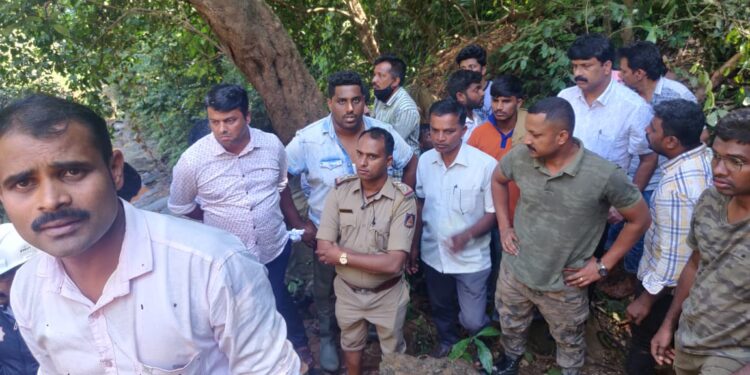 ಬೆಳ್ತಂಗಡಿ: ಜಲಪಾತದಲ್ಲಿ ಸ್ನಾನ ಮಾಡುತ್ತಿದ್ದವರ ಮೇಲೆ ಗುಡ್ಡ ಕುಸಿತ :; ಓರ್ವ ನಾಪತ್ತೆ; ಮಣ್ಣಿನಡಿಯಲ್ಲಿ ಸಿಲುಕಿರುವ ಶಂಕೆ