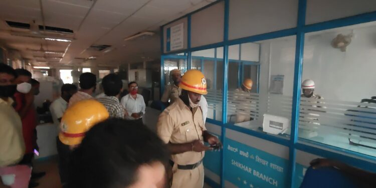 ಕೆನರಾ ಬ್ಯಾಂಕ್ ನಲ್ಲಿ ಶಾರ್ಟ್ ಸರ್ಕ್ಯೂಟ್ – ತಪ್ಪಿದ ಅನಾಹುತ : ಸ್ಥಳಕ್ಕಾಗಮಿಸಿದ ಅಗ್ನಿ ಶಾಮಕ ದಳ