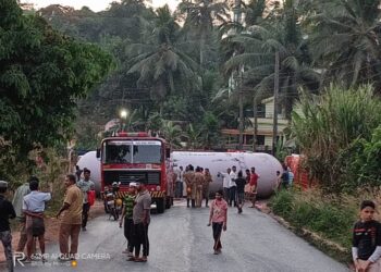 ಸೂರಿಕುಮೇರು ಮಸೀದಿ ಬಳಿ ರಾಷ್ಟ್ರೀಯ ಹೆದ್ದಾರಿಯಲ್ಲಿ ಪಲ್ಟಿಯಾದ ಗ್ಯಾಸ್ ಟ್ಯಾಂಕರ್ ರಸ್ತೆ ಸಂಚಾರ ಸಂಪೂರ್ಣ ಬಂದ್