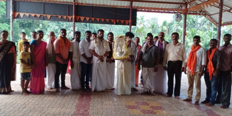 ನರಿಮೊಗರು ಮೃತ್ಯುಂಜಯೇಶ್ವರ ದೇವಸ್ಥಾನಕ್ಕೆ ಬಜಪ್ಪಳ ಶುಭಾ ಹರೀಶ್ ಬೈಪಾಡಿತ್ತಾಯ ರವರಿಂದ ಬೆಳ್ಳಿಯ ನಾಗಾಭರಣ ಸಮರ್ಪಣೆ