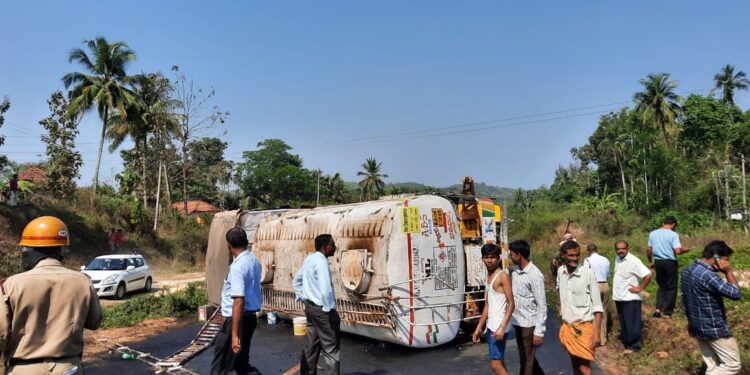 ಉಪ್ಪಿನಂಗಡಿ: ಚಾಲಕನ ನಿಯಂತ್ರಣ ತಪ್ಪಿ ಡೀಸೆಲ್ ಟ್ಯಾಂಕರ್ ಪಲ್ಟಿ