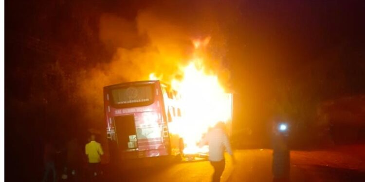 ನೆಲ್ಯಾಡಿ : ಲಾರಿ ಹಾಗೂ ಬಸ್ ಮುಖಾಮುಖಿ ಡಿಕ್ಕಿ : ಲಾರಿ ಚಾಲಕ ಸಜೀವ ದಹನ