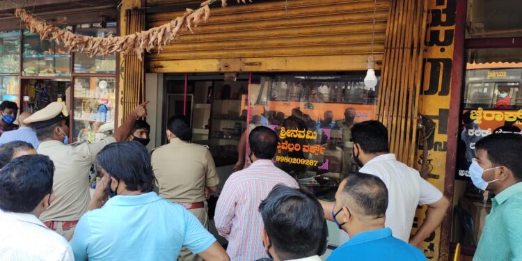 ಪುತ್ತೂರಿನ ಮತ್ತೊಂದು ಪ್ರತಿಷ್ಠಿತ ಜ್ಯುವೆಲ್ಲರ್ಸ್ ಗೆ ಖದೀಮರಿಂದ ಕನ್ನ : ಶ್ರೀ ನವಮಿ ಜ್ಯುವೆಲ್ಲರ್ಸ್ ನಲ್ಲಿ ಕಳ್ಳತನ