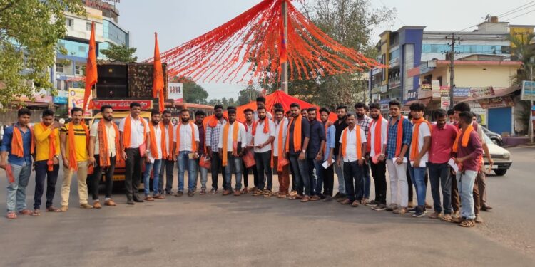 (ಮಾ.21) ಹಿಂ.ಜಾ. ವೇ ವತಿಯಿಂದ “ಹಿಂದು ಐಕ್ಯತಾ ಸಮಾವೇಶ” :  ಪುತ್ತೂರು ಪೇಟೆಯಲ್ಲಿ ಆಮಂತ್ರಣ ಪತ್ರ ವಿತರಣೆ