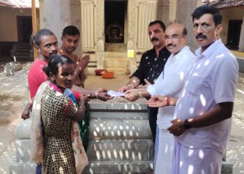 ಉದ್ಯಮಿ ಉಮೇಶ್ ನಾಡಜೆ ಹಾಗೂ ರವಿ ಶೆಟ್ಟಿ ಮೂಡಂಬೈಲುರವರಿಂದ ಜಗದೀಶ್ ಮಾಲತಿ ದಂಪತಿಗಳ ಮನೆ ದುರಸ್ತಿಗಾಗಿ ಸಹಾಯಧನದ ಚೆಕ್ ವಿತರಣೆ