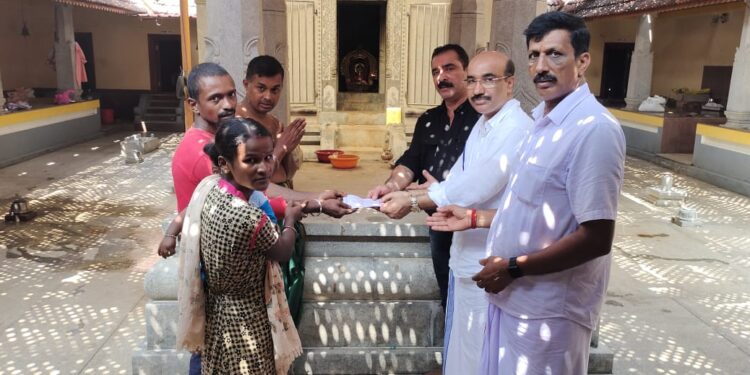 ಉದ್ಯಮಿ ಉಮೇಶ್ ನಾಡಜೆ ಹಾಗೂ ರವಿ ಶೆಟ್ಟಿ ಮೂಡಂಬೈಲುರವರಿಂದ ಜಗದೀಶ್ ಮಾಲತಿ ದಂಪತಿಗಳ ಮನೆ ದುರಸ್ತಿಗಾಗಿ ಸಹಾಯಧನದ ಚೆಕ್ ವಿತರಣೆ