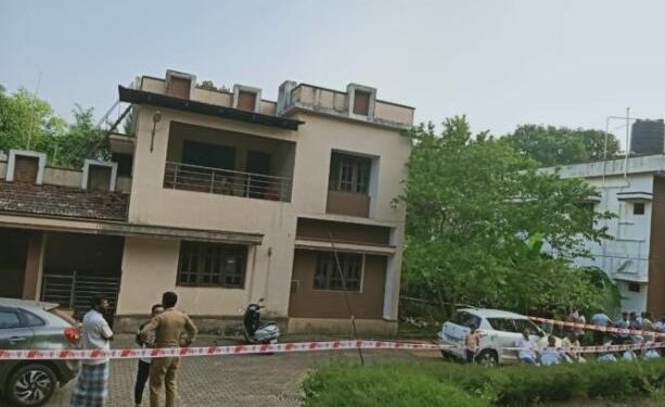 ಮಂಗಳೂರು : ಮನೆಗೆ ನುಗ್ಗಿ ಲಕ್ಷಾಂತರ ರೂ. ಮೌಲ್ಯದ ನಗ ನಗದು ದೋಚಿ ಪರಾರಿಯಾದ ಖದೀಮರು