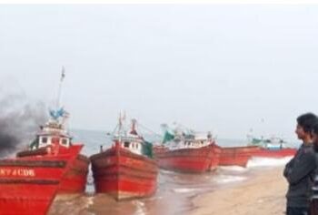 ಧಾರಾಕಾರ ಮಳೆಯಿಂದಾಗಿ ಧಕ್ಕೆಯಲ್ಲಿ ಲಂಗರು ಹಾಕಿದ್ದ ಬೋಟುಗಳು ಕಡಲ ಕಿನಾರೆಗೆ