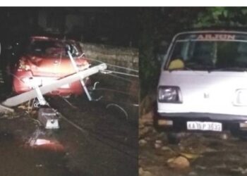 ಮಂಗಳೂರು: ಅಕಾಲಿಕ ಮಳೆಗೆ ವಿದ್ಯುತ್​​ ಕಂಬ ಬಿದ್ದು  ಕಾರ್​ಗಳಿಗೆ ಹಾನಿ