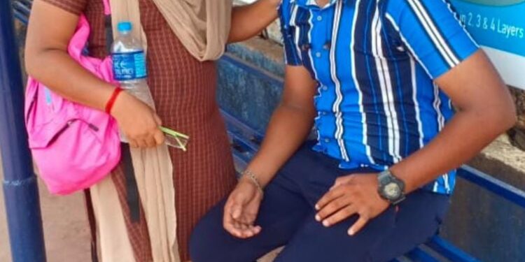 ಬಸ್ಸಿನಲ್ಲಿ ಅನ್ಯಕೋಮಿನ ಜೋಡಿಹಕ್ಕಿಗಳ ಸರಸಸಲ್ಲಾಪ- ಬಸ್ ತಡೆದ ಬಜರಂಗದಳ ಕಾರ್ಯಕರ್ತರು