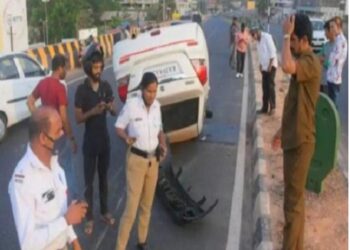 ಮಂಗಳೂರು : ಪಂಪ್ ವೆಲ್ ಮೇಲ್ಸೇತುವೆಯಿಂದ ಕೆಳಕ್ಕೆ ಉರುಳಿದ ಕಾರು : ಪ್ರಯಾಣಿಕರು ಪ್ರಾಣಪಾಯದಿಂದ ಪಾರು