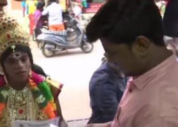 ದೇವಿ ವೇಷದಲ್ಲಿ ಬಂದು ಮತಯಾಚಿಸಿದ ಮಂಗಳಮುಖಿ ‘ಡಾ. ಕಣ್ಣಮ್ಮ’