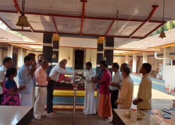 ಮಠಂತಬೆಟ್ಟು ಶ್ರೀ ಮಹಿಷಮರ್ದಿನಿ ದೇವಸ್ಥಾನದ ಬ್ರಹ್ಮಕಲಶೋತ್ಸವದ ಆಮಂತ್ರಣ ಪತ್ರಿಕೆ ಶಾಂತಿನಗರ ಶ್ರೀ ಮಹಾವಿಷ್ಣು ದೇವಸ್ಥಾನದ ಆಡಳಿತ ಮಂಡಳಿಗೆ ಹಸ್ತಾಂತರ