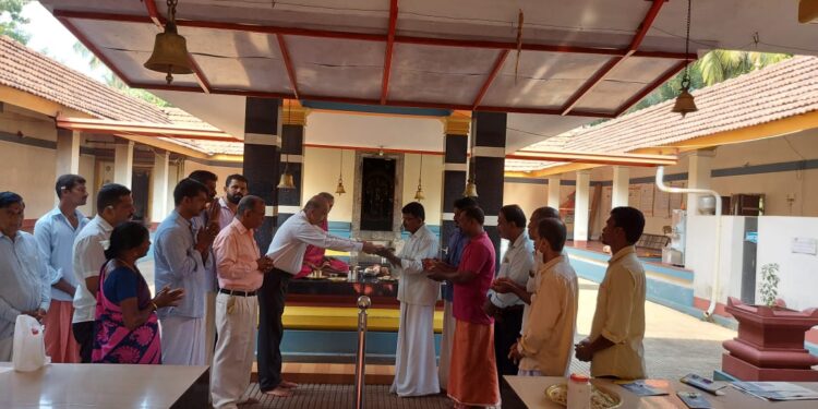 ಮಠಂತಬೆಟ್ಟು ಶ್ರೀ ಮಹಿಷಮರ್ದಿನಿ ದೇವಸ್ಥಾನದ ಬ್ರಹ್ಮಕಲಶೋತ್ಸವದ ಆಮಂತ್ರಣ ಪತ್ರಿಕೆ ಶಾಂತಿನಗರ ಶ್ರೀ ಮಹಾವಿಷ್ಣು ದೇವಸ್ಥಾನದ ಆಡಳಿತ ಮಂಡಳಿಗೆ ಹಸ್ತಾಂತರ