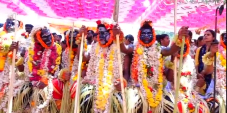 ಸುಳ್ಯ: ಶ್ರೀ ಆದಿಬ್ರಹ್ಮ ಮೊಗೇರ್ಕಳ ದೈವಸ್ಥಾನದ ‘ಕೊರಗಜ್ಜನ ನೇಮೋತ್ಸವ’ದಲ್ಲಿ ಜರುಗಿತೇ ಪವಾಡ..? : ಹನ್ನೆರಡು ದೈವದ ಬದಲು ಕಾಣಿಸಿಕೊಂಡಿತು ಹದಿಮೂರು ದೈವಗಳು