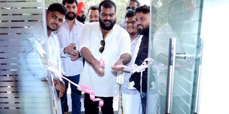 ಮಂಗಳೂರು : ಕಾವೂರಿನಲ್ಲಿ  “ಗರುಡ ಎಂಟರ್ ಪ್ರೈಸಸ್” ಉದ್ಘಾಟನೆ : ನೂತನ ಸಂಸ್ಥೆಗೆ ಚಾಲನೆ ನೀಡಿದ  ಎಂ. ಆರ್ ಗ್ರೂಪ್ ನ ಮ್ಯಾನೇಜಿಂಗ್ ಡೈರೆಕ್ಟರ್ ಮನ್ಮಿತ್ ರೈ