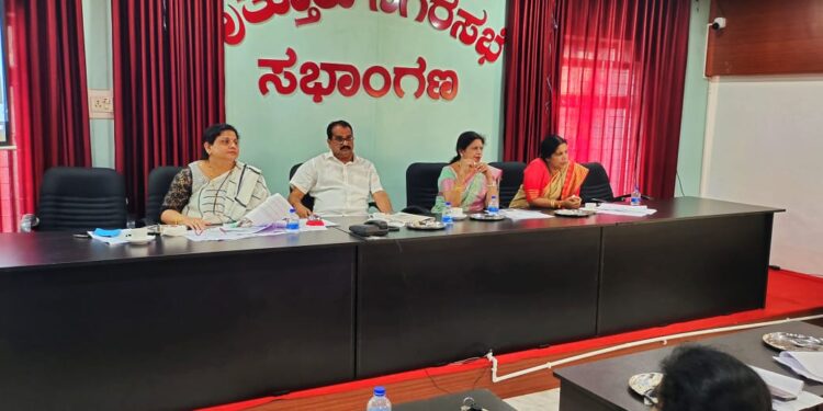 ಸಾರ್ವಜನಿಕರಿಗೆ ಹೊರೆಯಾಗದಂತೆ ಆಸ್ತಿ ತೆರಿಗೆ ಪರಿಷ್ಕರಣೆ  ನಗರಸಭೆ ವಿಶೇಷ ಸಾಮಾನ್ಯ ಸಭೆಯಲ್ಲಿ ನಿರ್ಣಯ : ಕಟ್ಟಡ ತೆರಿಗೆ ಇಳಿಕೆ, ಕಟ್ಟಡಕ್ಕೆ ಹೊಂದಿರುವ ಖಾಲಿ ಸ್ಥಳಕ್ಕೆ ವಿನಾಯಿತಿ ನೀಡಿ ದರ ಏರಿಕೆ