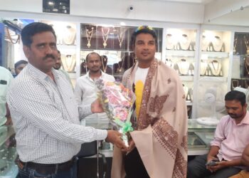 ಪುತ್ತೂರು : ಆಶೀರ್ವಾದ್ ಜ್ಯುವೆಲರ್ಸ್ ಗೆ ರಾಷ್ಟ್ರೀಯ ಟೆನ್ನಿಸ್ ಕ್ರಿಕೆಟ್ ಆಟಗಾರ ಕೃಷ್ಣ ಸತ್ ಪುತೆ ಭೇಟಿ