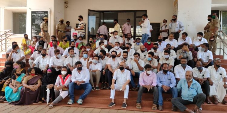 ಬಡ ಮಹಿಳೆಯ ಹಕ್ಕುಪತ್ರಕ್ಕಾಗಿ ಮಾಜಿ ಶಾಸಕಿ ಶಕುಂತಳಾ ಶೆಟ್ಟಿಯವರ ಧರಣಿ ಯಶಸ್ವಿ : ಹಕ್ಕುಪತ್ರ ವಿತರಿಸಿದ ತಹಶೀಲ್ದಾರ್