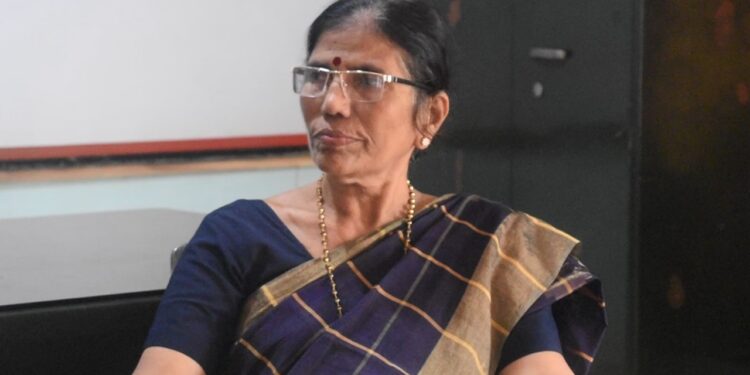 ಪುತ್ತೂರು: ಬಡ ಮಹಿಳೆ ಹಕ್ಕುಪತ್ರ ನೀಡದೆ ಅಧಿಕಾರಿಗಳ ದೌರ್ಜನ್ಯ : ಪುತ್ತೂರಿನ ಮಾಜಿ ಶಾಸಕಿ ಶ್ರೀಮತಿ ಶಕುಂತಳಾ ಟಿ. ಶೆಟ್ಟಿಯವರಿಂದ ಧರಣಿ ಸತ್ಯಾಗ್ರಹ