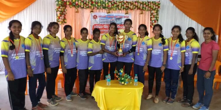 ಜಿಲ್ಲಾ ಮಟ್ಟದ ತ್ರೋಬಾಲ್ ಪಂದ್ಯಾಟ: ವಿವೇಕಾನಂದ ಪದವಿಪೂರ್ವ ಕಾಲೇಜಿನ ವಿದ್ಯಾರ್ಥಿಗಳು ಪ್ರತಿನಿಧಿಸಿದ ತಂಡ ಪ್ರಥಮ ಸ್ಥಾನ
