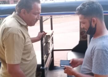 ಆಟೋದಲ್ಲಿ ಬಿಟ್ಟು ಹೋದ ಪರ್ಸ್ ಹಿಂತಿರುಗಿಸಿ ಮಾನವೀಯತೆ ಮೆರೆದ ಆಟೋ ಚಾಲಕ ದಿನೇಶ್ ಬನ್ನೂರು
