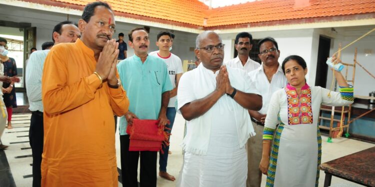 ಮಠಂತಬೆಟ್ಟು ಶ್ರೀ ಮಹಿಷಮರ್ದಿನಿ ದೇವಸ್ಥಾನಕ್ಕೆ ಸಚಿವ ಪ್ರಭು ಚೌಹಾಣ್ ಭೇಟಿ
