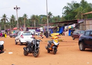 ಪುತ್ತೂರು : ಕೋವಿಡ್ ನಿಯಮಾವಳಿ – ಜಾತ್ರೆ ಗದ್ದೆಯಲ್ಲಿರುವ ಸ್ಟಾಲ್ ಗಳನ್ನು ತಕ್ಷಣ ತೆರವು ಗೊಳಿಸಲು ಜಿಲ್ಲಾಡಳಿತದಿಂದ  ದೇವಳದ ಕಾರ್ಯನಿರ್ವಹಣಾಧಿಕಾರಿಗೆ ಸೂಚನೆ