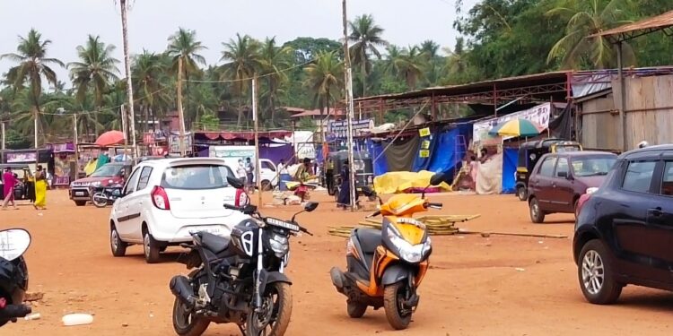 ಪುತ್ತೂರು : ಕೋವಿಡ್ ನಿಯಮಾವಳಿ – ಜಾತ್ರೆ ಗದ್ದೆಯಲ್ಲಿರುವ ಸ್ಟಾಲ್ ಗಳನ್ನು ತಕ್ಷಣ ತೆರವು ಗೊಳಿಸಲು ಜಿಲ್ಲಾಡಳಿತದಿಂದ  ದೇವಳದ ಕಾರ್ಯನಿರ್ವಹಣಾಧಿಕಾರಿಗೆ ಸೂಚನೆ