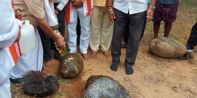 ಎಣ್ಮೂರು ಕ್ಷೇತ್ರದಿಂದ ಪಡುಮಲೆ ಕ್ಷೇತ್ರಕ್ಕೆ ಗಂಧ, ತೀರ್ಥಪ್ರಸಾದ ಆಗಮನ