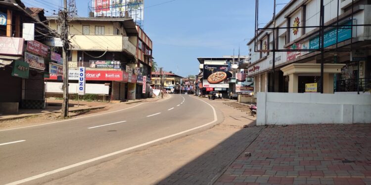 ವೀಕೆಂಡ್ ಕರ್ಪ್ಯೂನಲ್ಲಿ ಸ್ತಬ್ದವಾದ ಪುತ್ತೂರು : ಅಂಗಡಿ ಮುಂಗಟ್ಟುಗಳೆಲ್ಲ ಬಂದ್, ವಾಹನ ಸಂಚಾರ ವಿರಳ