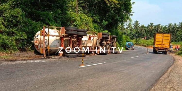 ನೆಲ್ಯಾಡಿ : ಚಾಲಕನ ನಿಯಂತ್ರಣ ತಪ್ಪಿ ಪಲ್ಟಿಯಾದ ಗ್ಯಾಸ್ ಟ್ಯಾಂಕರ್ : ಲಾಕ್ ಡೌನ್ ಕಾರಣ ವಾಹನ ಸಂಚಾರದಲ್ಲಿ ವಿರಳ : ತಪ್ಪಿದ ಭಾರೀ ಅನಾಹುತ