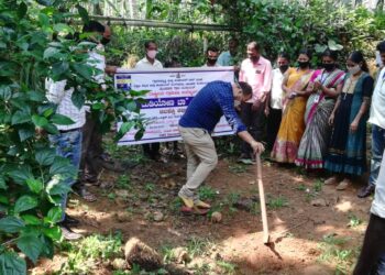 ಮುಂಡೂರು ಗ್ರಾ. ಪಂ ವ್ಯಾಪ್ತಿಯ ಅಜಲಾಡಿಯಲ್ಲಿ ಮಹಾತ್ಮಾಗಾಂಧಿ ರಾಷ್ಟ್ರೀಯ ಗ್ರಾಮೀಣ ಉದ್ಯೋಗ ಖಾತರಿ ಯೋಜನೆಯಡಿ ಕಿಂಡಿ ಅಣೆಕಟ್ಟೆ  ನಿರ್ಮಾಣ ಕಾಮಗಾರಿಗೆ ಚಾಲನೆ