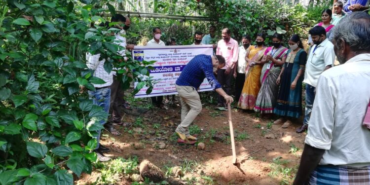 ಮುಂಡೂರು ಗ್ರಾ. ಪಂ ವ್ಯಾಪ್ತಿಯ ಅಜಲಾಡಿಯಲ್ಲಿ ಮಹಾತ್ಮಾಗಾಂಧಿ ರಾಷ್ಟ್ರೀಯ ಗ್ರಾಮೀಣ ಉದ್ಯೋಗ ಖಾತರಿ ಯೋಜನೆಯಡಿ ಕಿಂಡಿ ಅಣೆಕಟ್ಟೆ  ನಿರ್ಮಾಣ ಕಾಮಗಾರಿಗೆ ಚಾಲನೆ