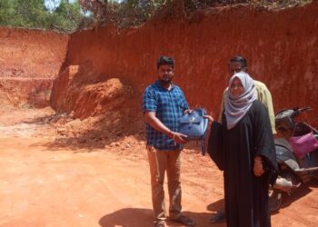 ವಿಟ್ಲ : ರಸ್ತೆ ಬದಿ ಸಿಕ್ಕಿದ ಬ್ಯಾಗ್ ನಲ್ಲಿದ್ದ ಹಣ ಮತ್ತು ಒಡವೆಯನ್ನು ಹಿಂತಿರುಗಿಸಿ ಮಾನವೀಯತೆ ಮೆರೆದ ಸುನಿಲ್ ಮಿತ್ತನಡ್ಕ